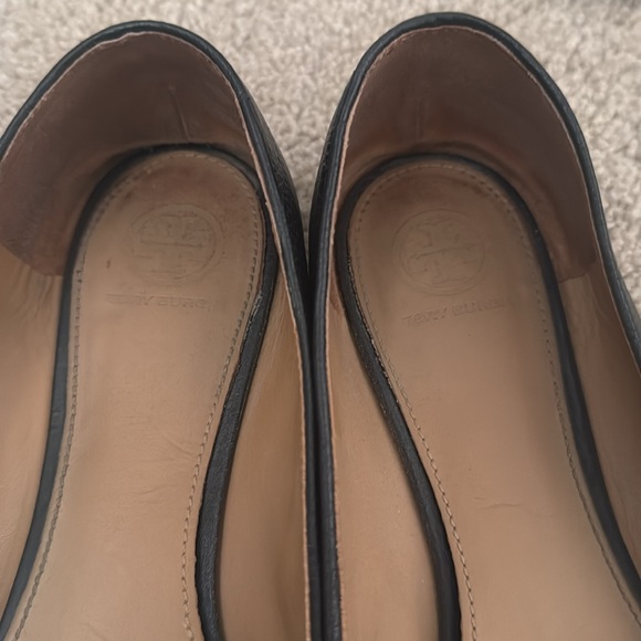 Black Tory Burch flats with silver emblem size 9 - Picture 2 of 7